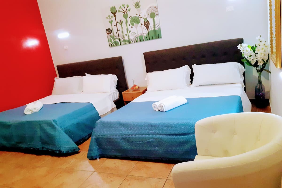 Habitación cuádruple exclusiva, 1 habitación | Baño | Regadera, regadera tipo lluvia, secadora de cabello, toallas