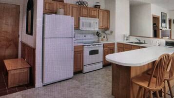 Fridge, microwave, dishwasher, cookware/dishes/utensils