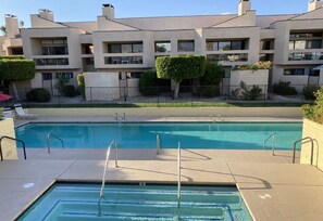 Outdoor pool, a heated pool - Pickleball Palace close to downtown Palm Springs (Palm Springs)