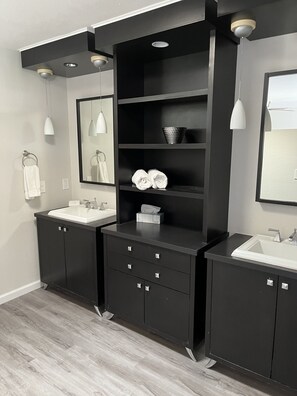 Shower, hair dryer, towels, soap - Pickleball Palace close to downtown Palm Springs (Palm Springs)