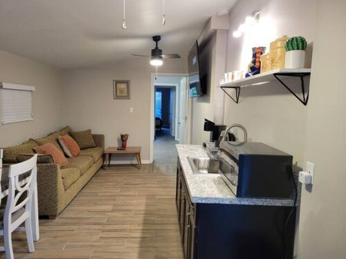 Bright Cozy 2br-1ba Guesthouse