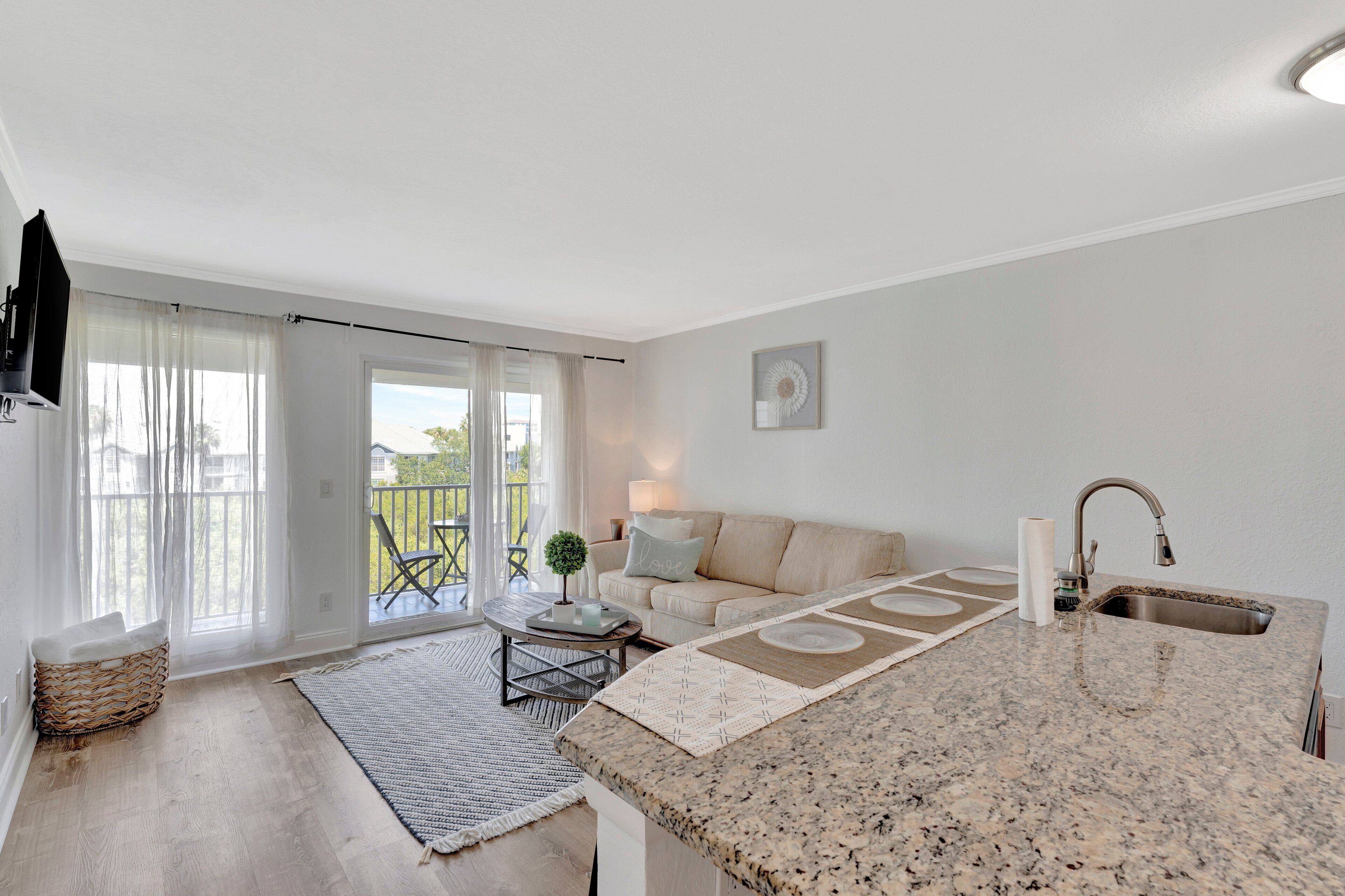 Un apartamento moderno con cocina, sala de estar y balcón.