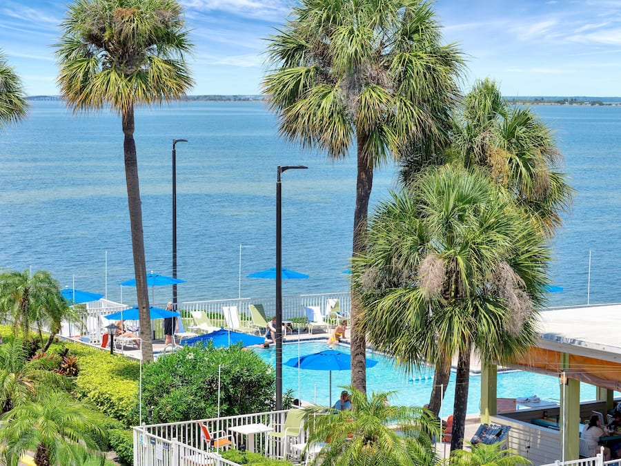 Piscina externa, funciona das 8h às 18h, espreguiçadeiras