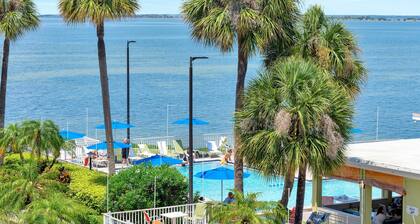 Seaside Luxury Oasis with balcony