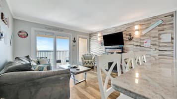 Apartemen Panorama, perapian, pemandangan teluk | Area keluarga | Smart TV 55-inci dengan saluran TV digital dan TV