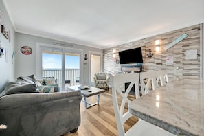 Living area - Seaside Luxury Oasis with balcony (Tampa)