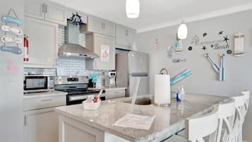 Panoramic Apartment, Fireplace, Bay View | Private kitchen | Full-size fridge, microwave, oven, stovetop