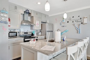 Panoramic Apartment, Fireplace, Bay View | Private kitchen | Full-sized fridge, microwave, oven, stovetop - Seaside Luxury Oasis with balcony (Tampa)
