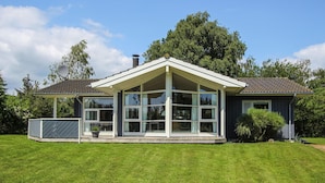 A modern house with a large glass front and a covered porch. - 3 bedroom beautiful home in Samsø (Samsø)
