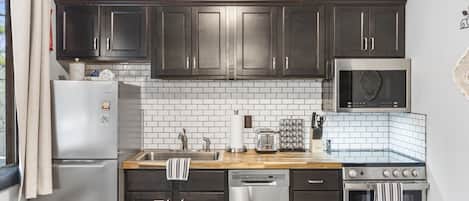 Refrigerador, microondas, horno y parrilla de estufa