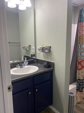 浴槽、ヘアドライヤー、タオル