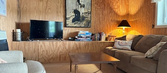 Private Lakefront House: Fish, Kayak, Pets and EV Charge