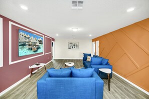 Smart-tv, videospelletjes, een dvd-speler en tafelvoetbal