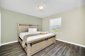 8 slaapkamers, een bureau, een strijkplank/strijkijzer, reisbedje