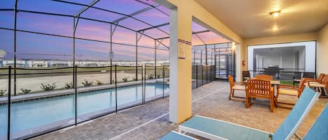 Una piscina cubierta, una piscina al aire libre