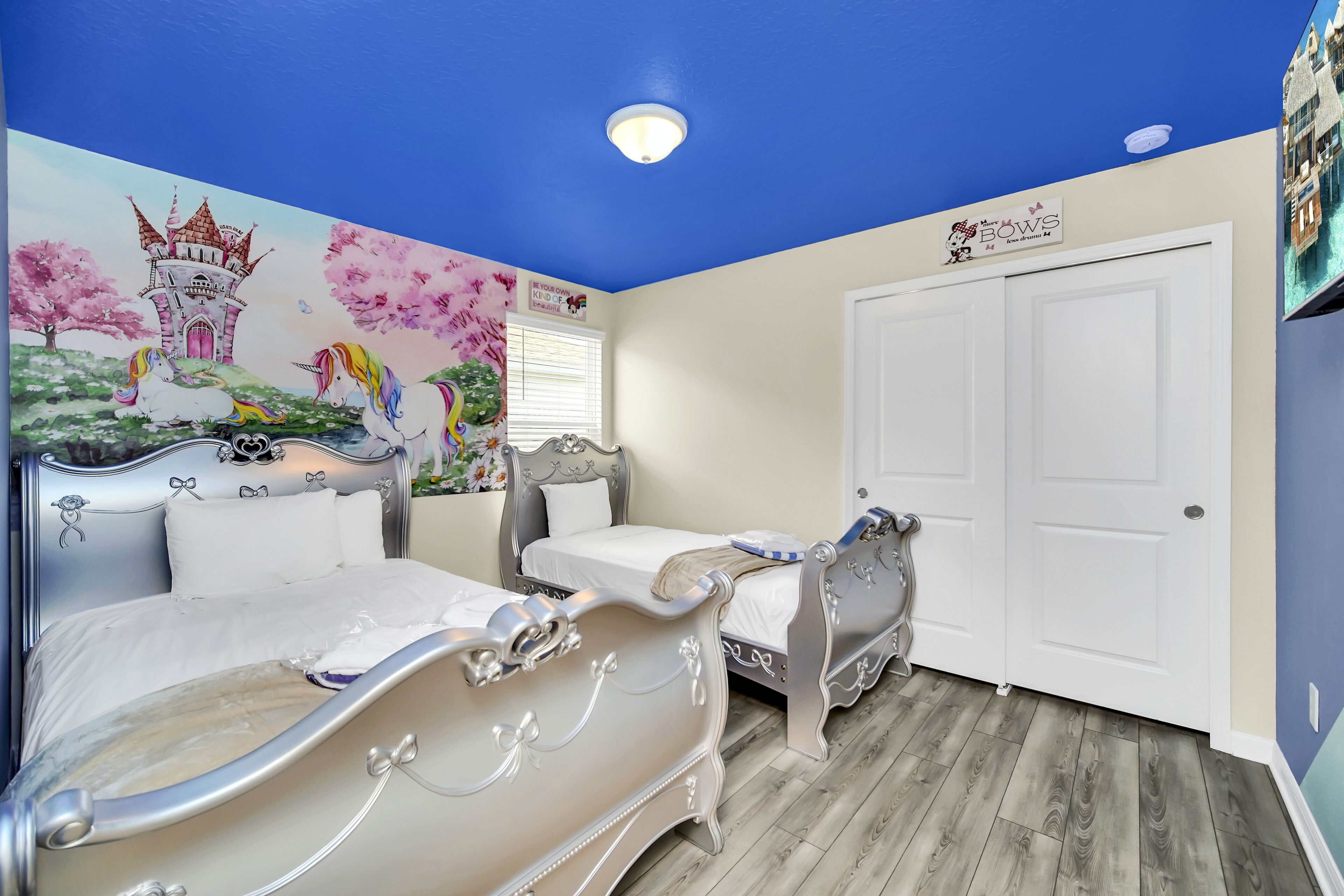 8 dormitorios, escritorio, tabla de planchar con plancha y cuna de viaje