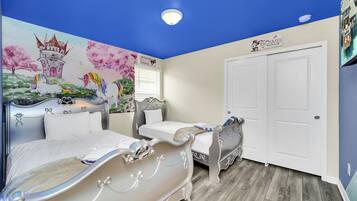 8 dormitorios, escritorio, tabla de planchar con plancha y cuna de viaje