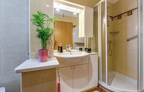 Combined shower/bathtub, hair dryer - Beautiful apartment in Labin (Labin)