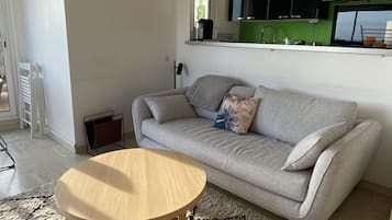 Smart-tv en een computerscherm