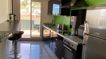 Réfrigérateur, micro-ondes, four, plaque de cuisson