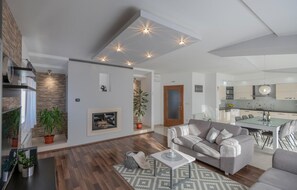 Télévision, cheminée, baby-foot, table de tennis de table