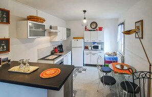 Réfrigérateur, four à micro-ondes, un four, surface de cuisson