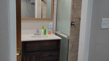 Regadera, secadora de cabello, toallas, jabón