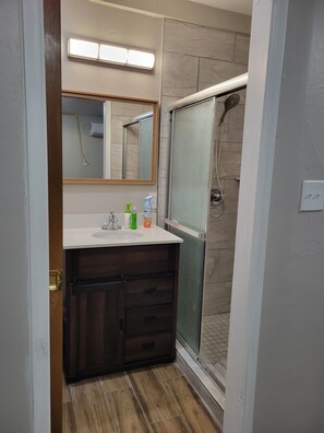 Shower, hair dryer, towels, soap - Comfy Central Studio Guesthouse (Tucson)