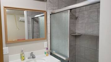 Regadera, secadora de cabello, toallas, jabón