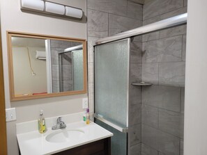 Shower, hair dryer, towels, soap - Comfy Central Studio Guesthouse (Tucson)