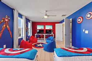 9 bedrooms, iron/ironing board, free WiFi, bed sheets - Magnificent Views over Water, Private Pool, Spa - First Class Home! (Kissimmee)