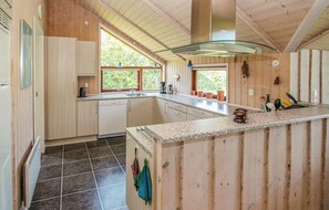 Fridge, stovetop, dishwasher - Lovely home in Samsø with WiFi (Samsø)