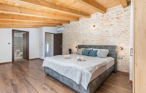 6 bedrooms, in-room safe, iron/ironing board, free WiFi - Awesome home in Modrusani (Modrusani)