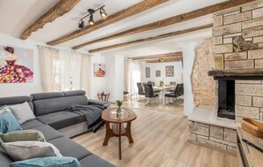 Smart TV, fireplace - Amazing home in Modrusani with WiFi (Modrusani)