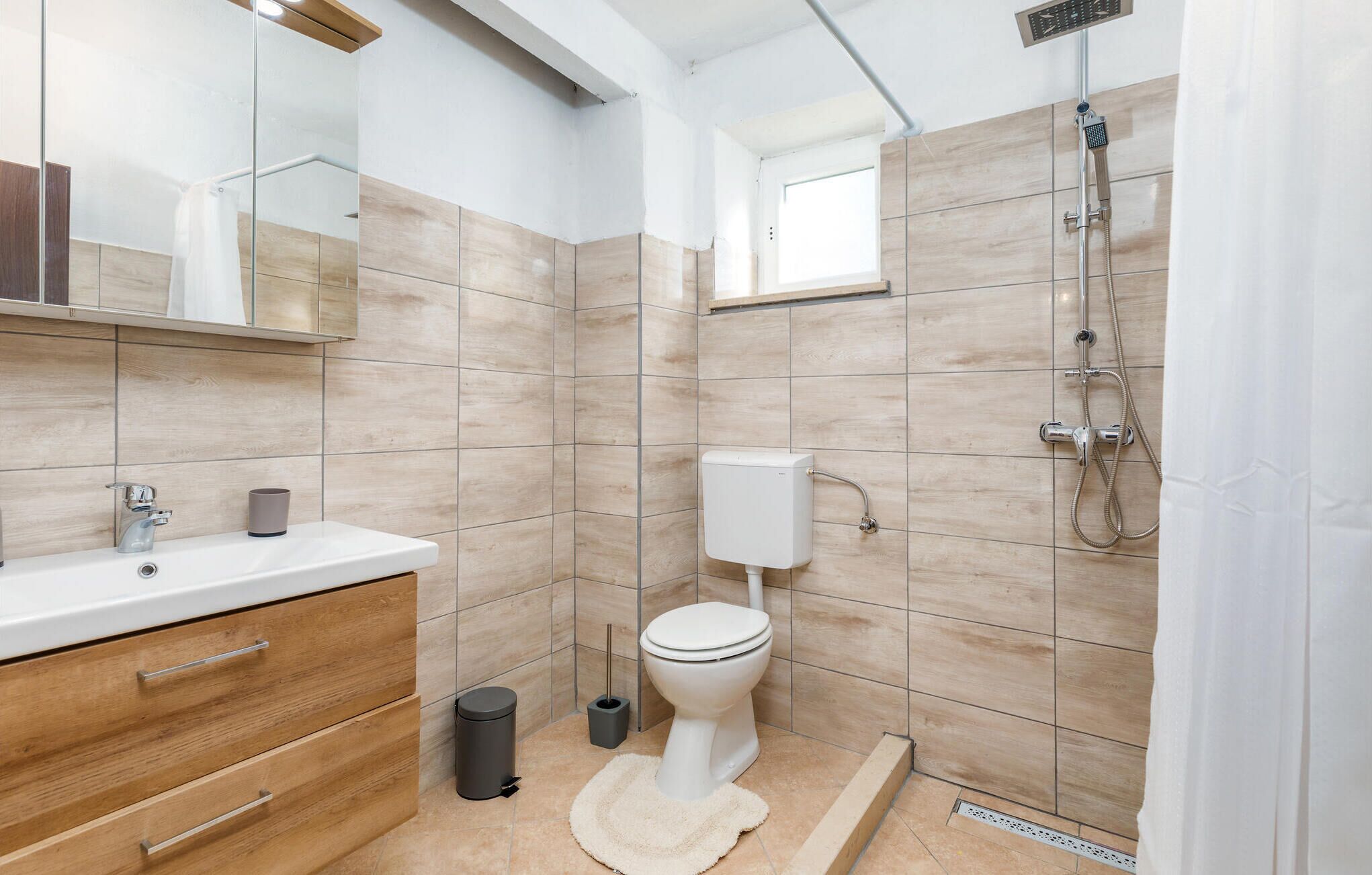 Un baño moderno con inodoro, bidé y ducha.