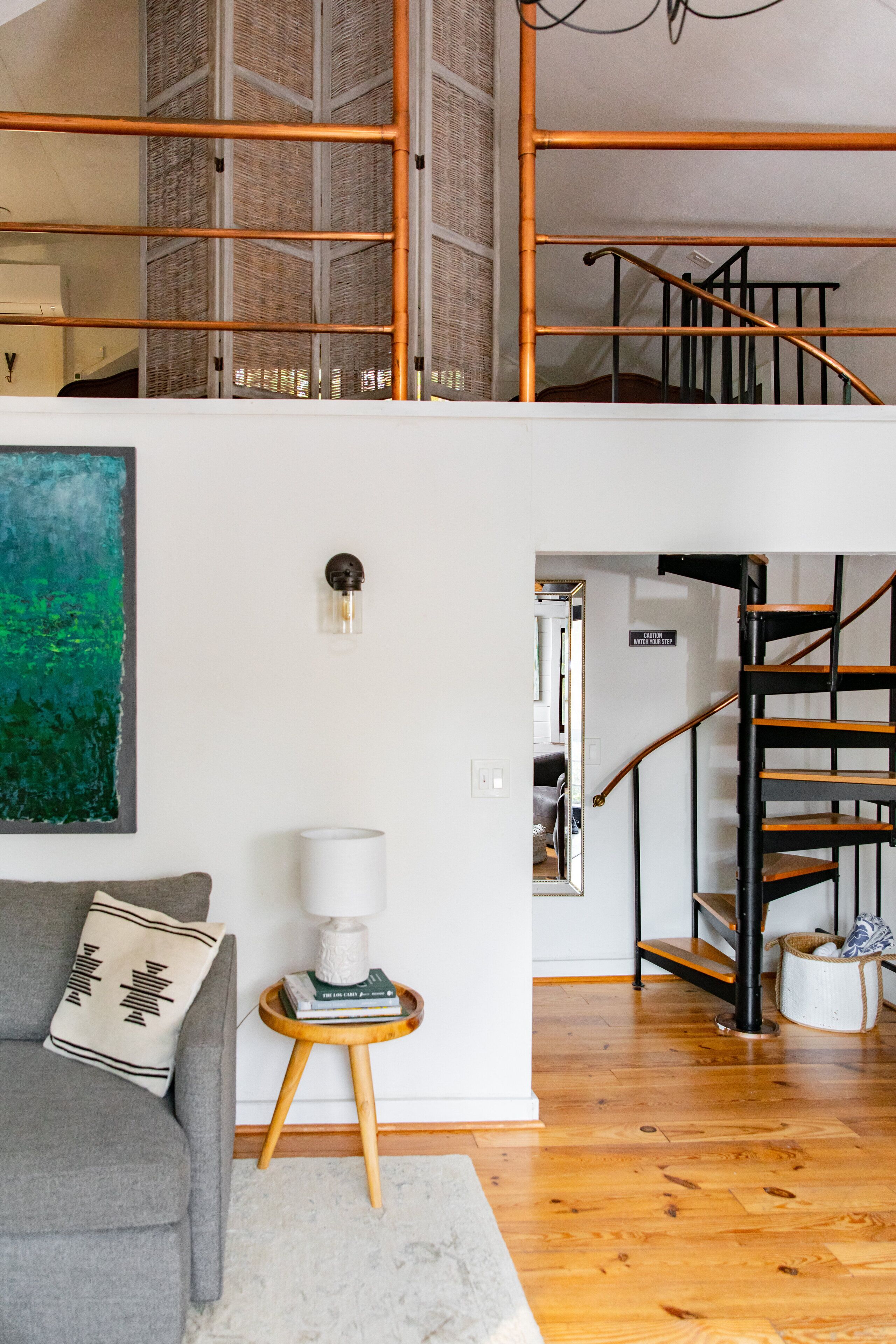 Una Smart TV, una chimenea, libros