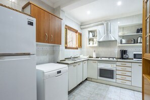 Kühlschrank, Mikrowelle, Ofen, Geschirrspüler
