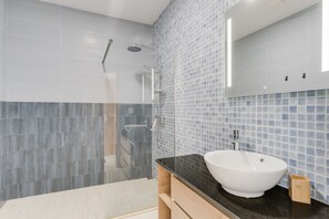 Luxury Villa | Bathroom | Shower, hair dryer, bidet, towels - Casa Mozart II (Calheta)