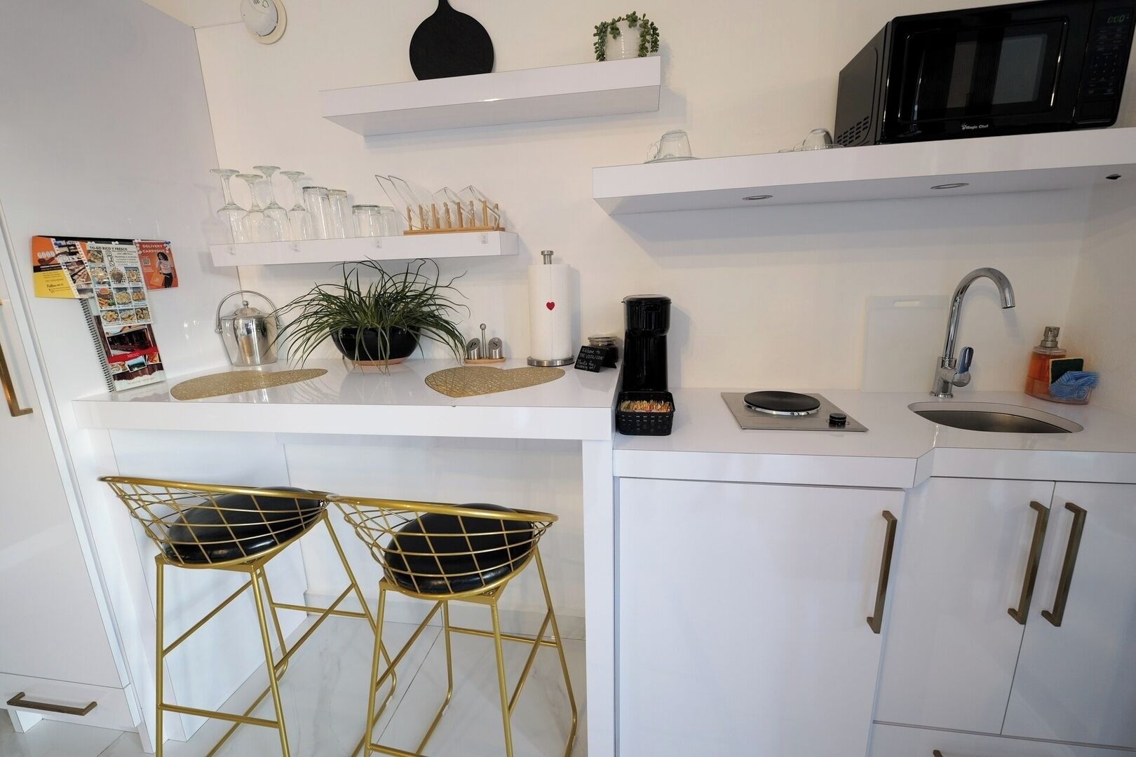 Microondas, parrilla de estufa y cafetera y tetera 