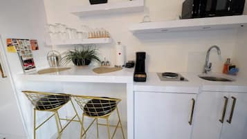 Microondas, parrilla de estufa y cafetera y tetera