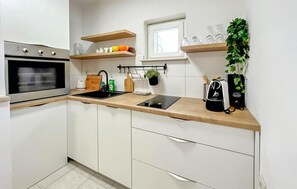 Fridge, oven, stovetop, coffee/tea maker - Stunning apartment in Zrnovo with WiFi (Zrnovo)