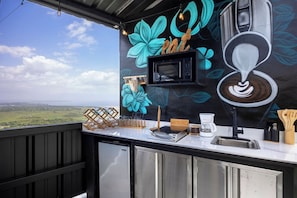Microwave, stovetop, coffee/tea maker, cookware/dishes/utensils - OCEAN IGLOO (Rincon)