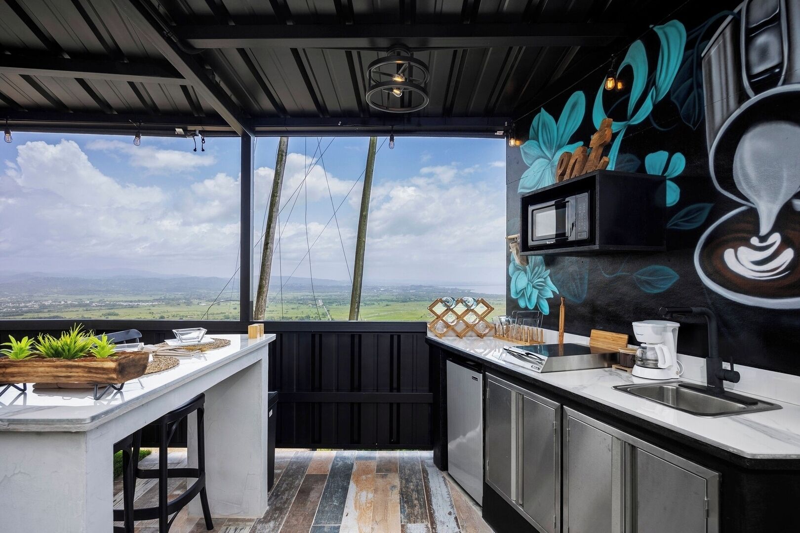 Mikrovågsugn, spishäll, kaffe- och tebryggare och grytor/köksredskap