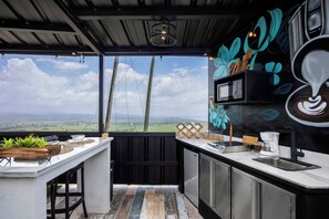 電子レンジ、コンロ、コーヒー / ティーメーカー、調理器具と食器