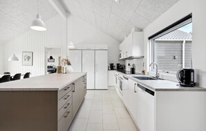 Køleskab, kogeplade, opvaskemaskine, kaffe-/temaskine