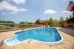 Indoor pool, outdoor pool - Schuss Village golf, pool, sleeps 6. 2 baths wood fireplace, outdoor pool summer (Mancelona)