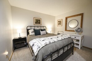 2 bedrooms, iron/ironing board, free WiFi, bed sheets - Schuss Village golf, pool, sleeps 6. 2 baths wood fireplace, outdoor pool summer (Mancelona)