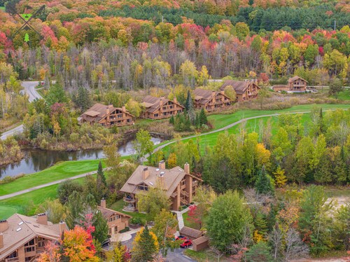 Schuss Village walk to slopes sleeps 6 condo w/ 2 bathrooms, wood fireplace