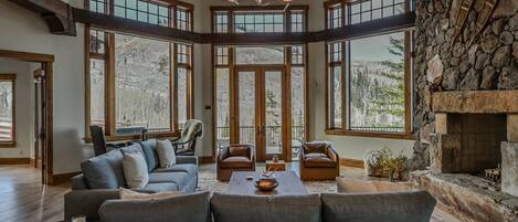 المنشأة من الداخل