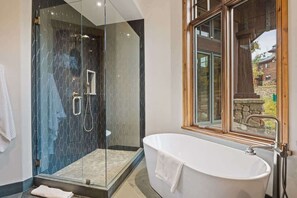 Baignoire, sĂšche-cheveux, shampoing
